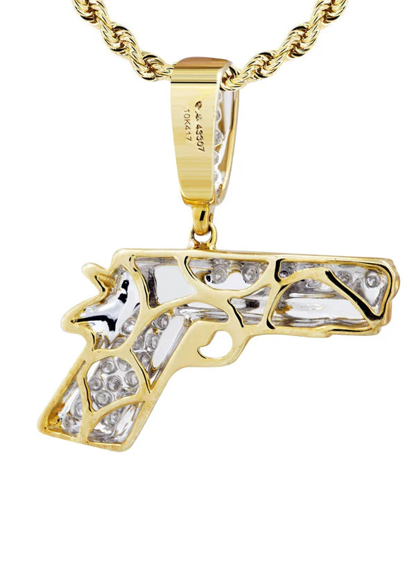 Collana Oro Giallo 10K con Ciondolo Pistola e Diamanti – 0,19 Carati